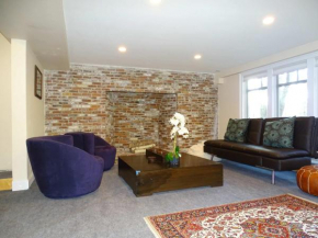 Spacious Apartment in Beautiful Area of Weston